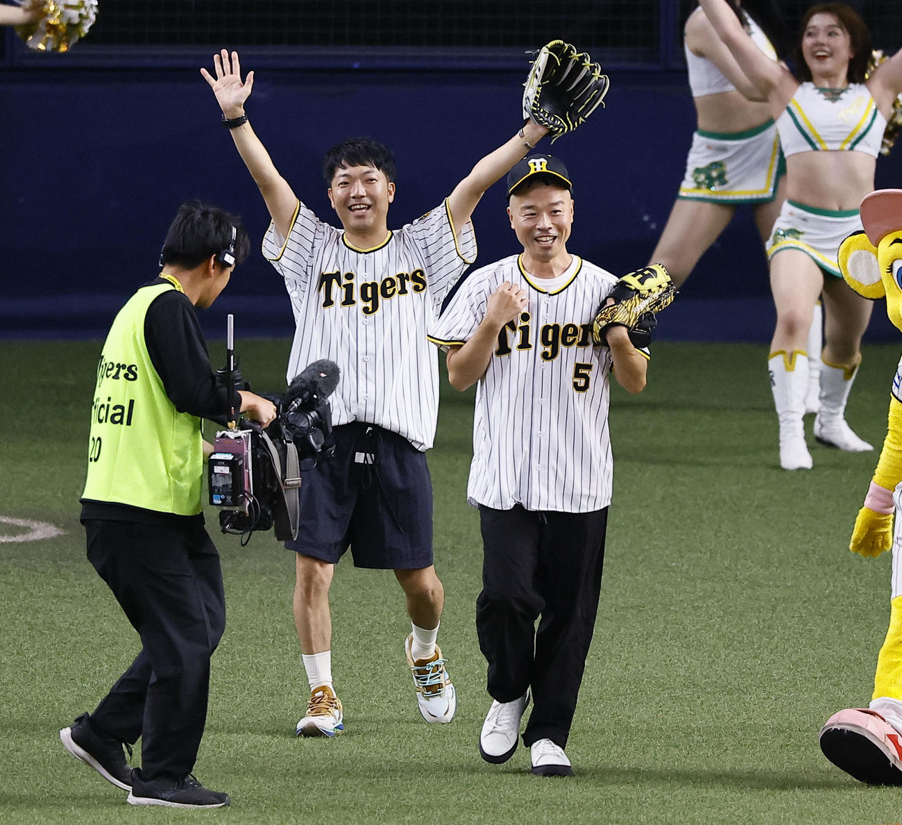 阪神対ヤクルト　始球式を務めたお笑いコンビのアキナ（撮影・藤尾明華）