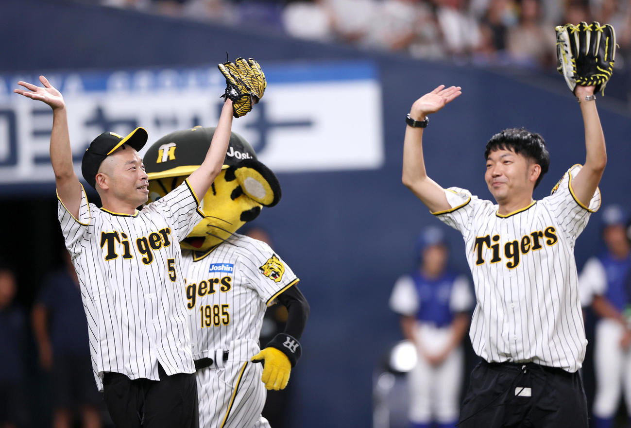 阪神対ヤクルト　始球式を終え笑顔で手を振るお笑い芸人・アキナの山名（左）と秋山（撮影・上山淳一）