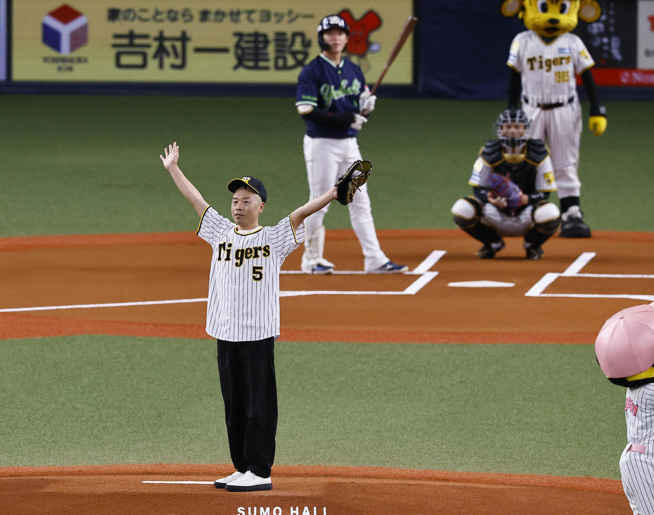 阪神対ヤクルト　始球式を務めたお笑いコンビアキナの山名文和（撮影・藤尾明華）