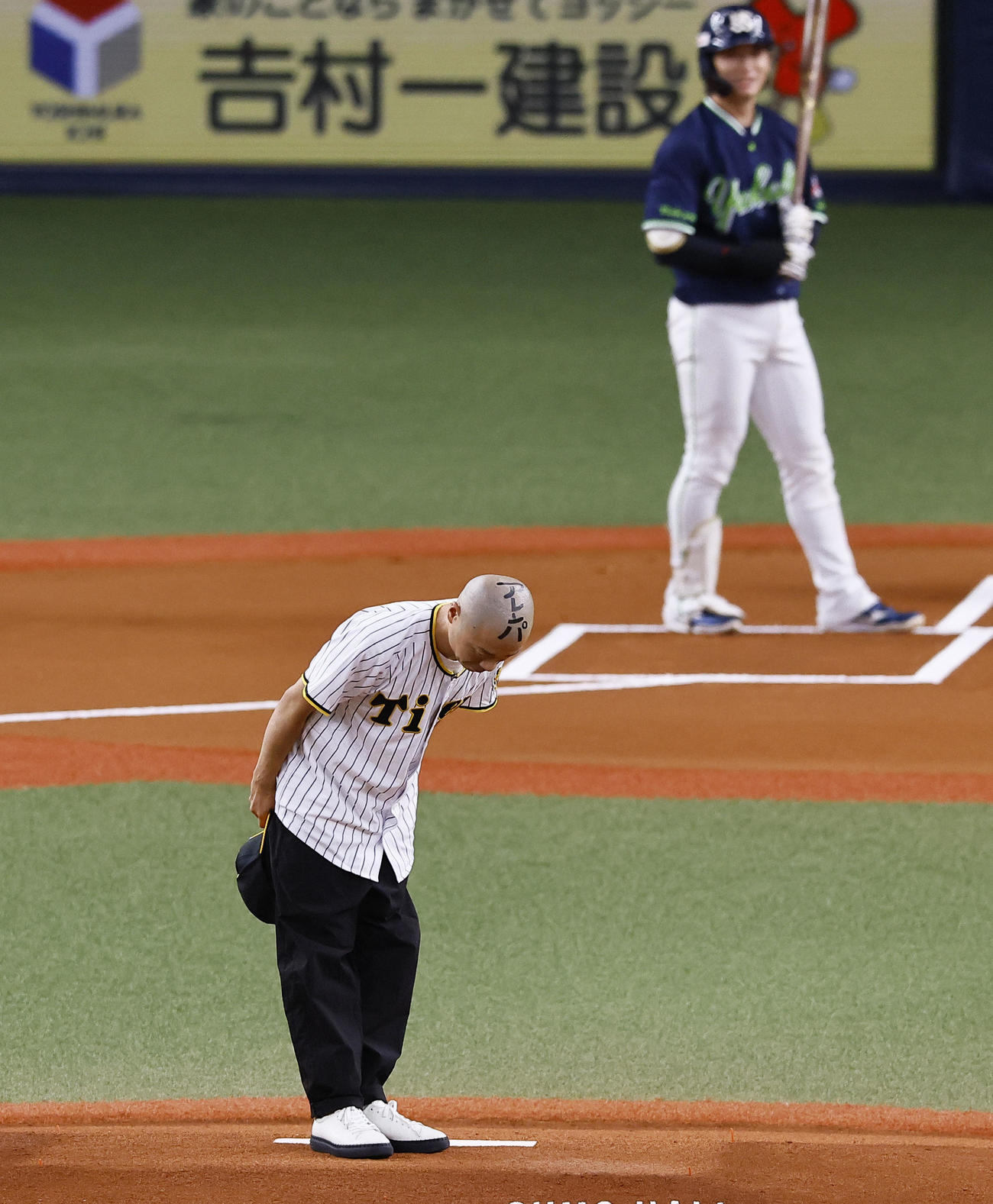 阪神対ヤクルト　始球式を務めたお笑いコンビアキナの山名文和（撮影・藤尾明華）