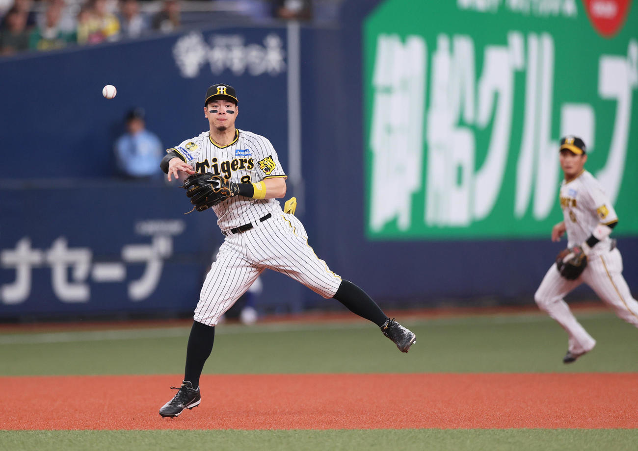 阪神対ヤクルト　3回表ヤクルト無死一塁、三塁手佐藤輝は岩田の三直を好捕し併殺を狙い一塁へ送球するがセーフ（撮影・上山淳一）