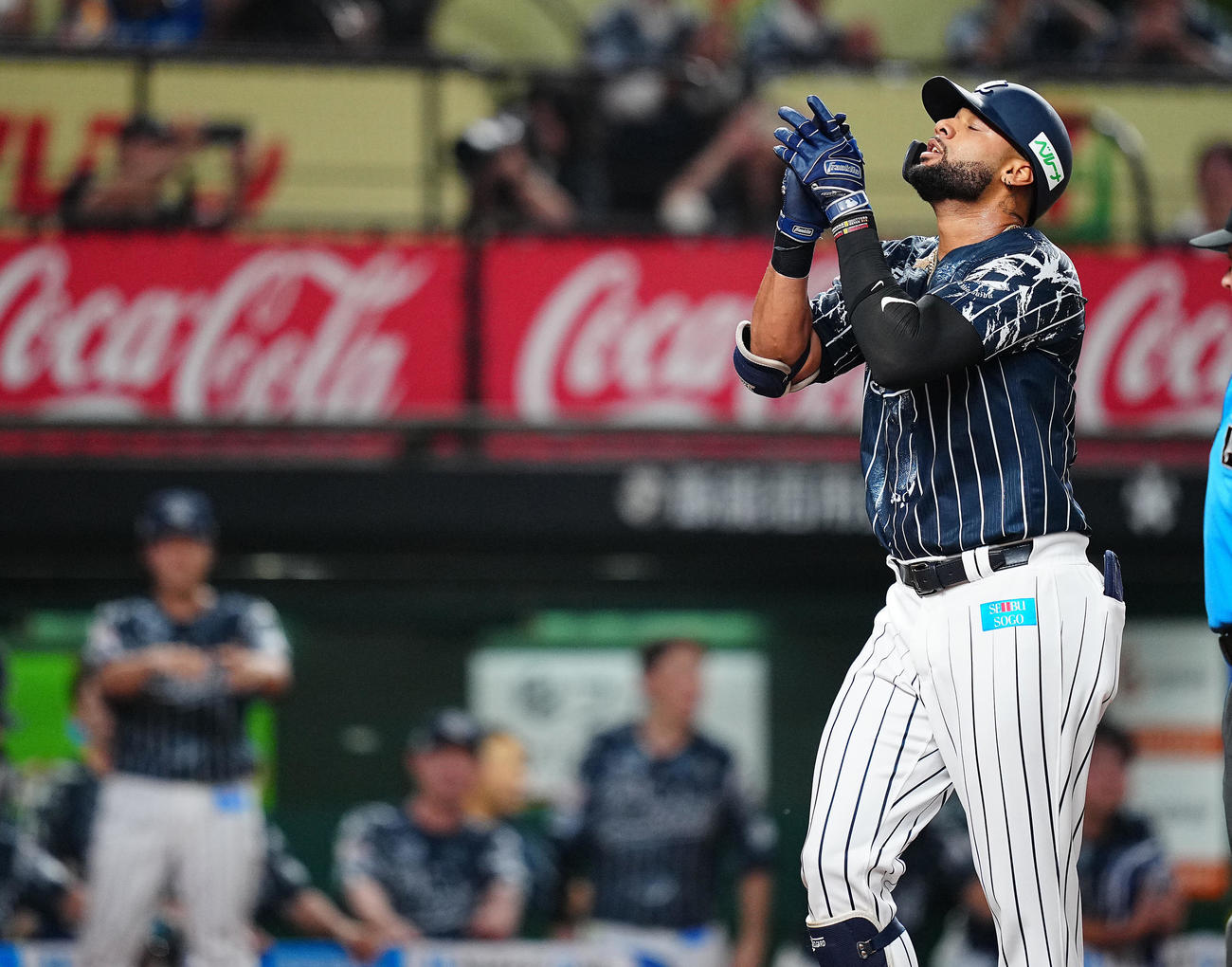 西武対オリックス　5回裏西武1死、先制のソロ本塁打を放ち天をあおぐガルシア（撮影・垰建太）
