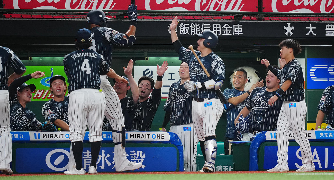 西武対オリックス　5回裏西武1死、先制のソロ本塁打を放ったガルシアを笑顔で迎えるナイン（撮影・垰建太）