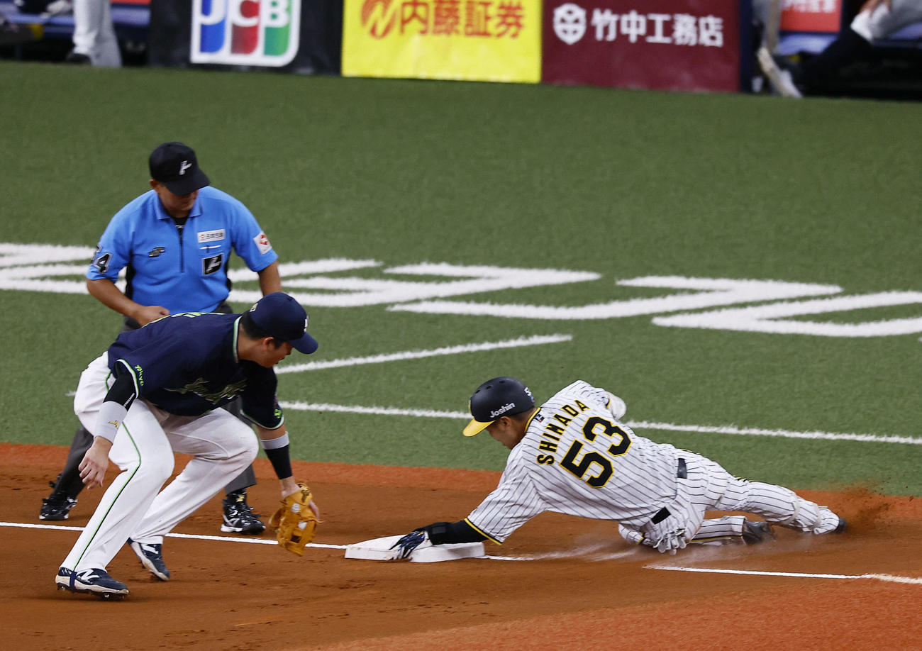阪神対ヤクルト　2回裏阪神無死一塁、島田は右越えに適時二塁打を放ち三塁を狙うも、オーバーランしアウトになる。野手村上（撮影・藤尾明華）
