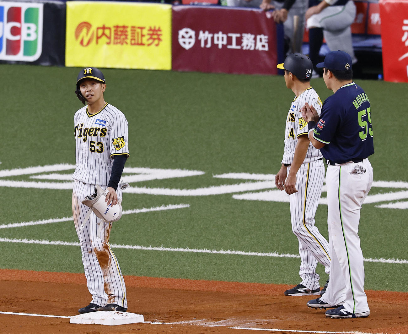 阪神対ヤクルト　2回裏阪神無死一塁、三塁を狙うもアウト。リクエストされ判定を待つ島田（左）（撮影・藤尾明華）