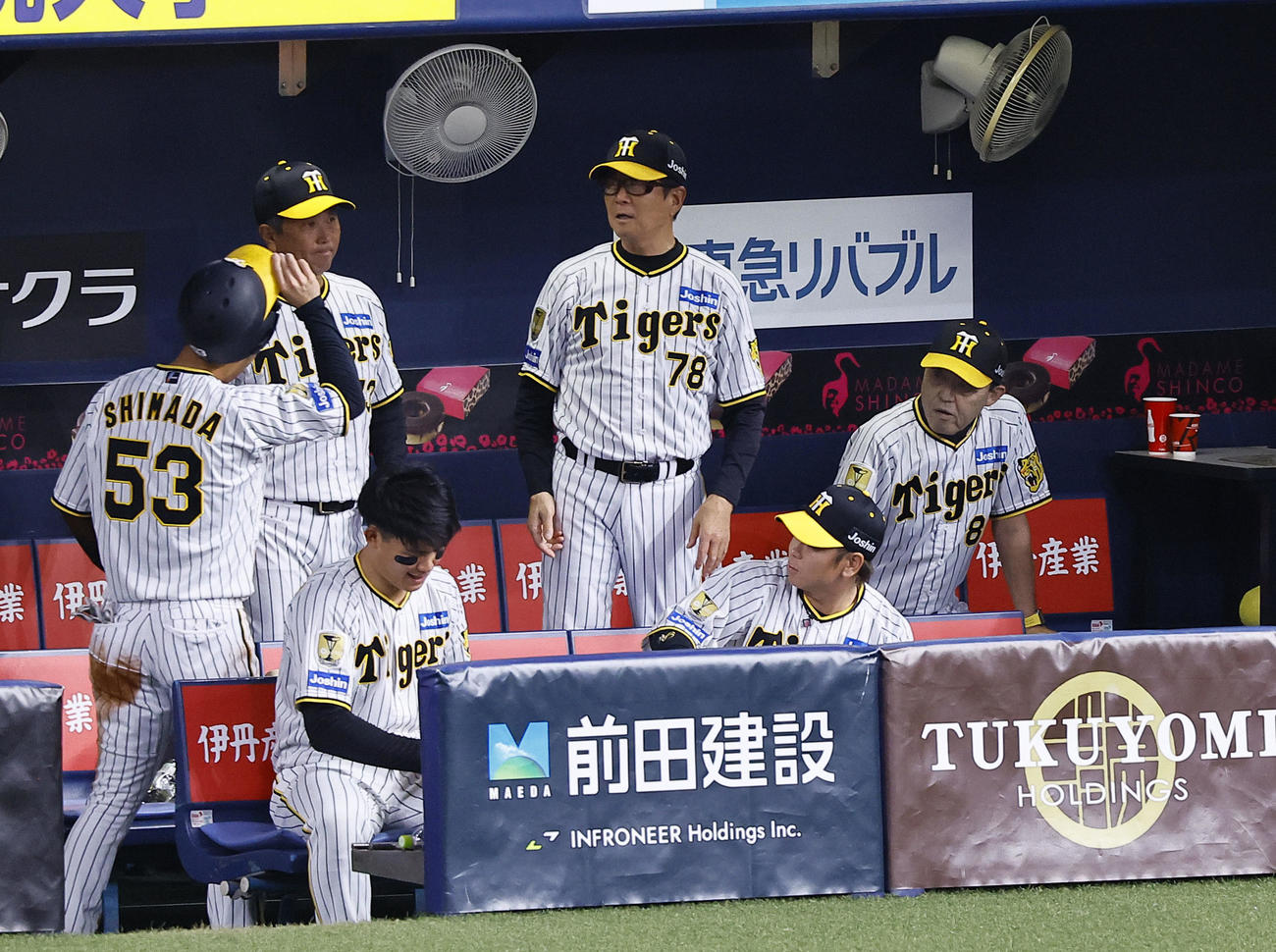 阪神対ヤクルト　2回裏阪神無死一塁から適時二塁打を放つも三塁でアウトになり、ベンチに戻った島田（左端）に声をかける岡田監督（右端）（撮影・藤尾明華）