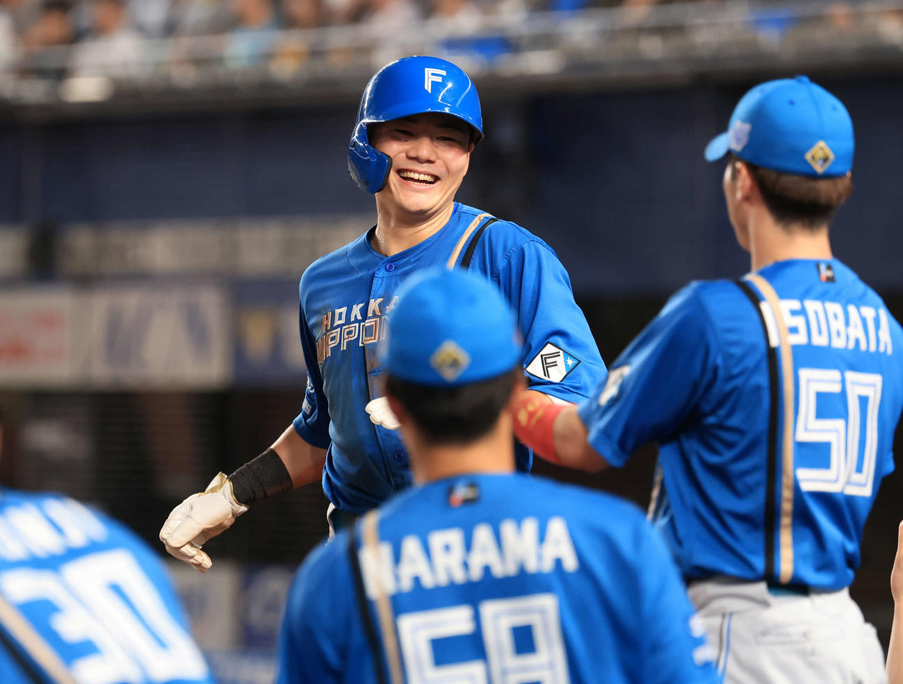 ロッテ対日本ハム　3回表日本ハムの攻撃後、同点適時打の清宮はナインに迎えられ笑顔（撮影・浅見桂子）