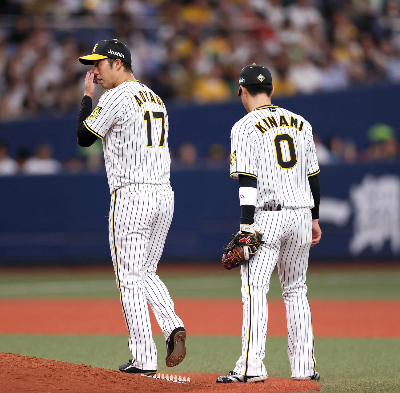 阪神対ヤクルト　4回表ヤクルト2死三塁、青柳（左）は村上に右適時二塁打を浴び木浪の激励を受ける（撮影・上山淳一）
