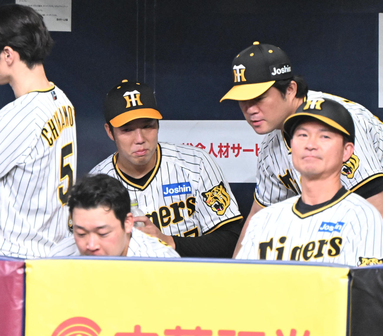 阪神対ヤクルト　6回を2失点で投げ終え安藤コーチと話す阪神青柳（撮影・和賀正仁）