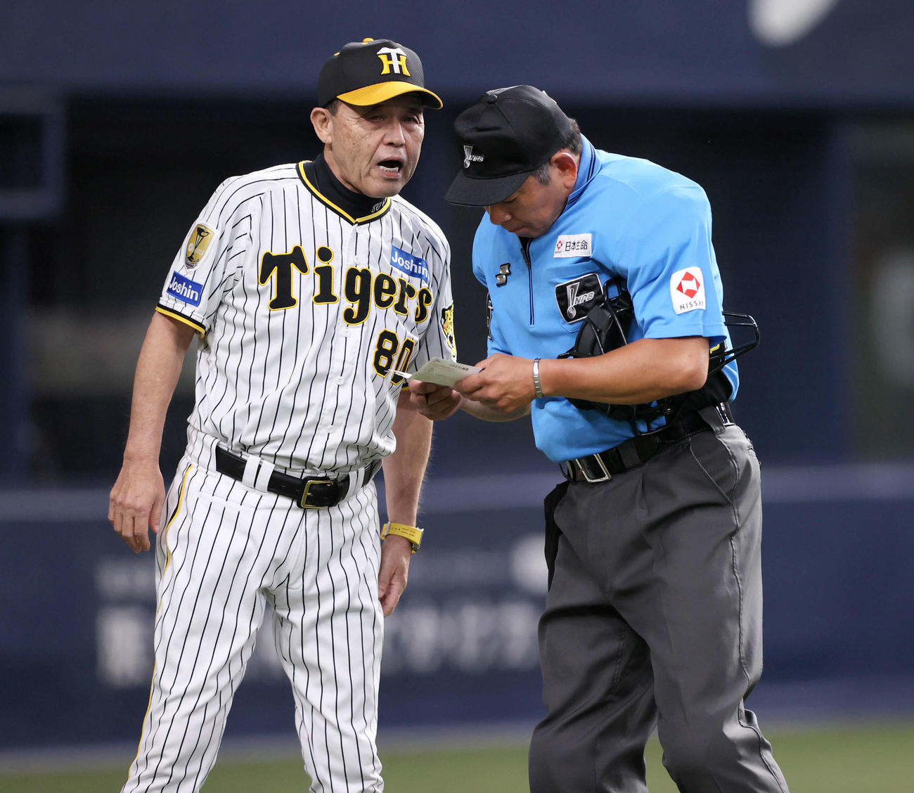 阪神対ヤクルト　6回裏終了後、阪神岡田監督（左）は球審に選手交代を告げる（撮影・上山淳一）
