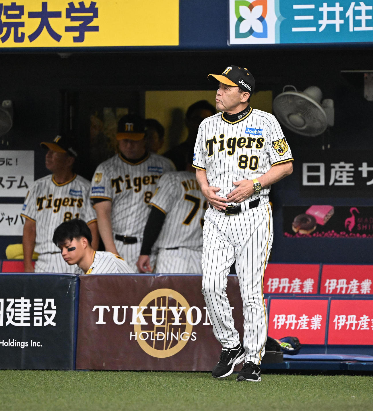阪神対ヤクルト　6回を終え、青柳からスイッチする岡田監督（撮影・和賀正仁）