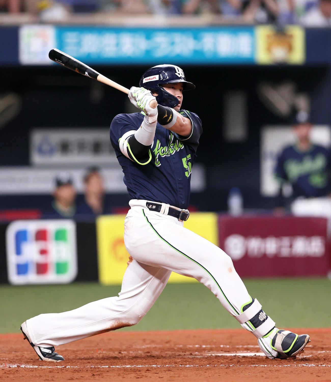 阪神対ヤクルト　5回表ヤクルト2死三塁、村上は右適時二塁打を放つ（撮影・上山淳一）