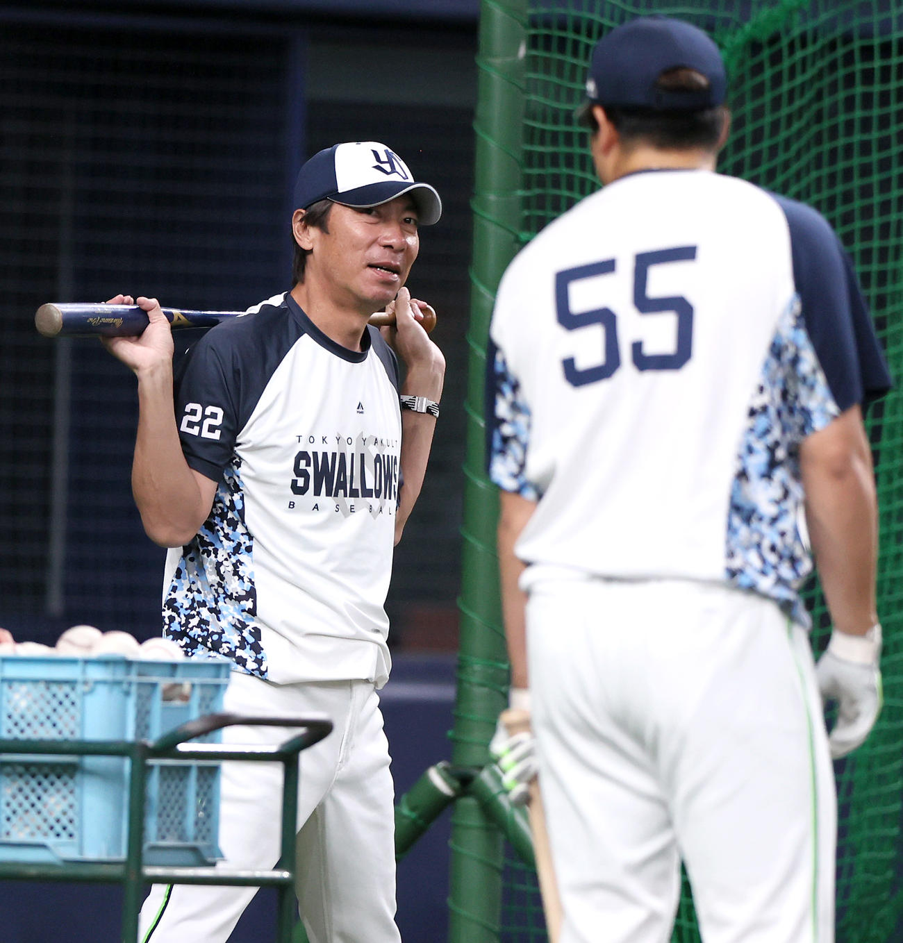 阪神対ヤクルト　試合前の練習でヤクルト村上（手前）と笑顔で話す高津監督（撮影・上山淳一）
