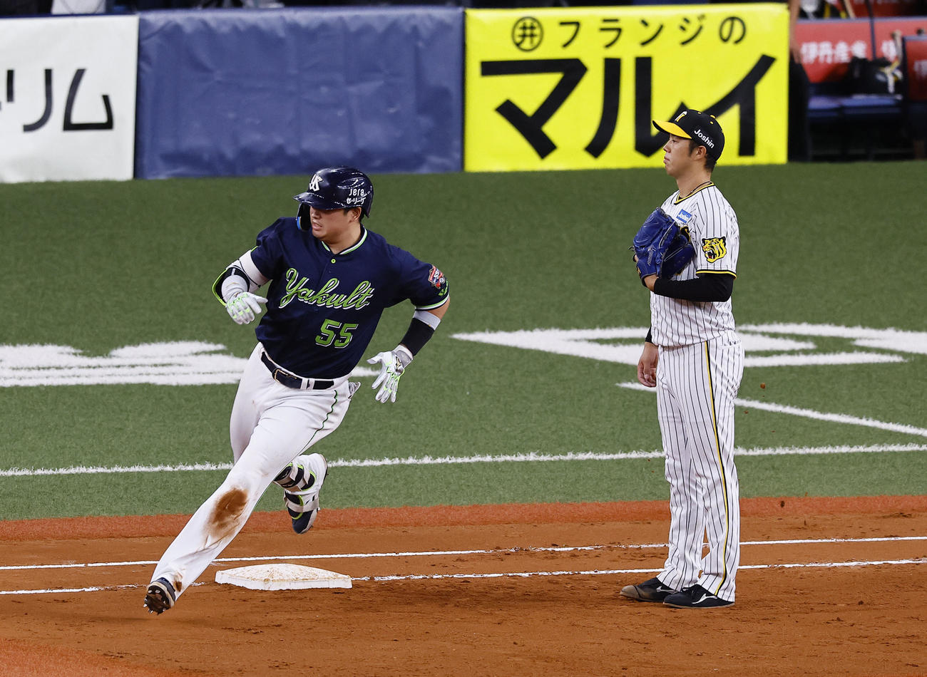 阪神対ヤクルト　5回表ヤクルト2死三塁、村上に適時二塁打を許した青柳（右）（撮影・藤尾明華）