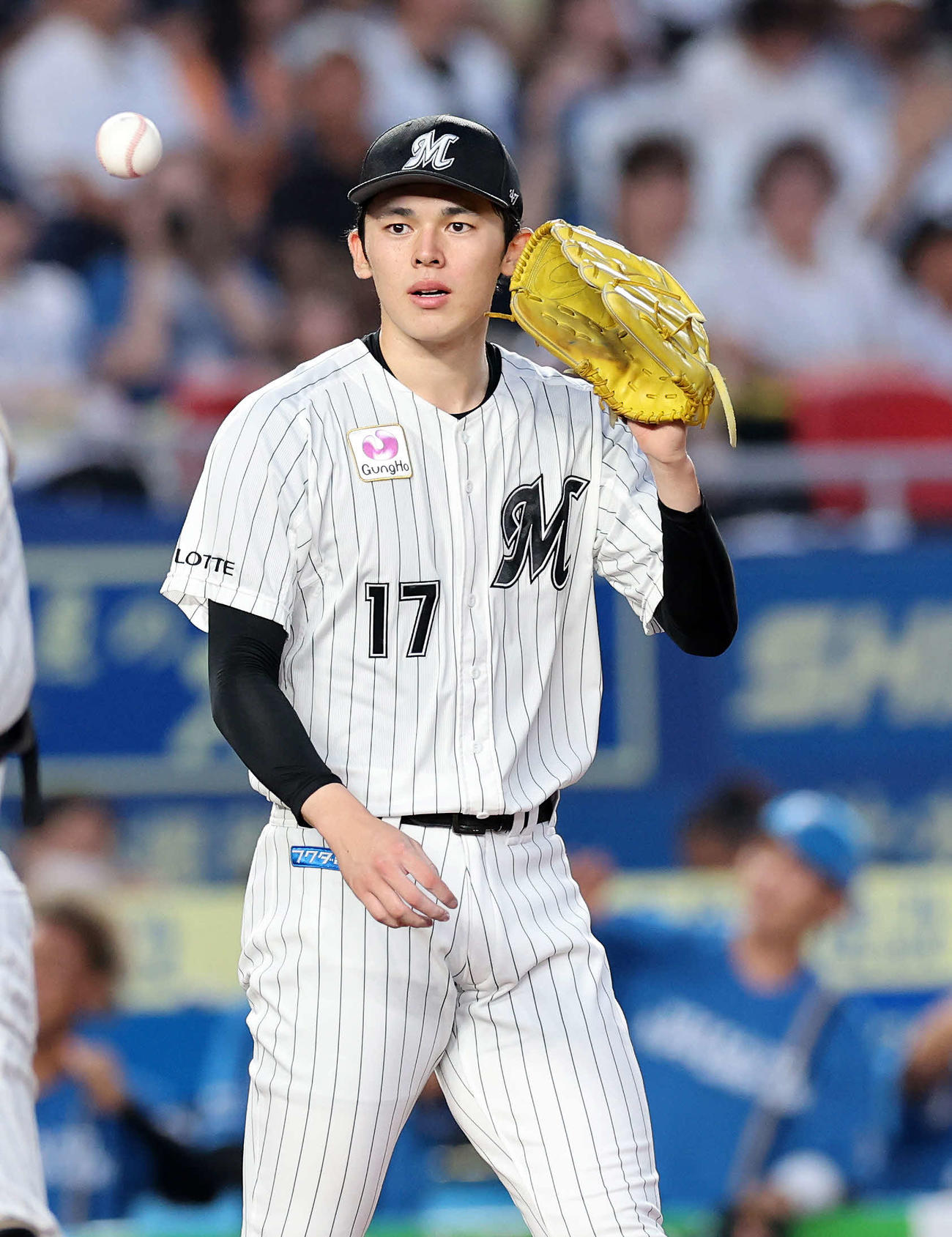 ロッテ対日本ハム　2回表日本ハム無死二塁、レイエスに右前適時打を放たれたロッテ佐々木（撮影・鈴木正人）