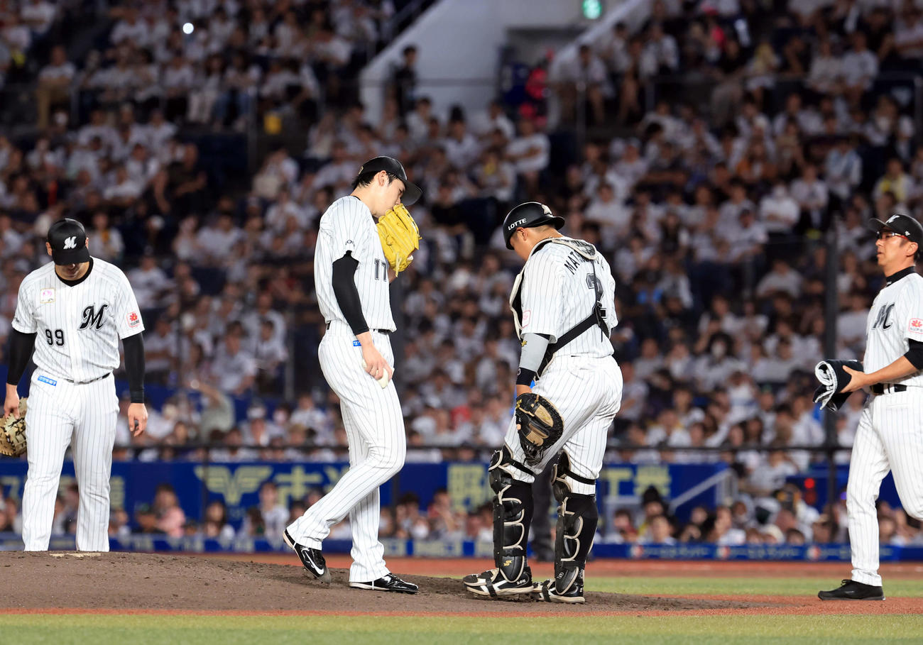 ロッテ対日本ハム　3回表日本ハム1死一、二塁、清宮に同点適時打を許し、佐々木（左）は松川と何やら確認する（撮影・浅見桂子）