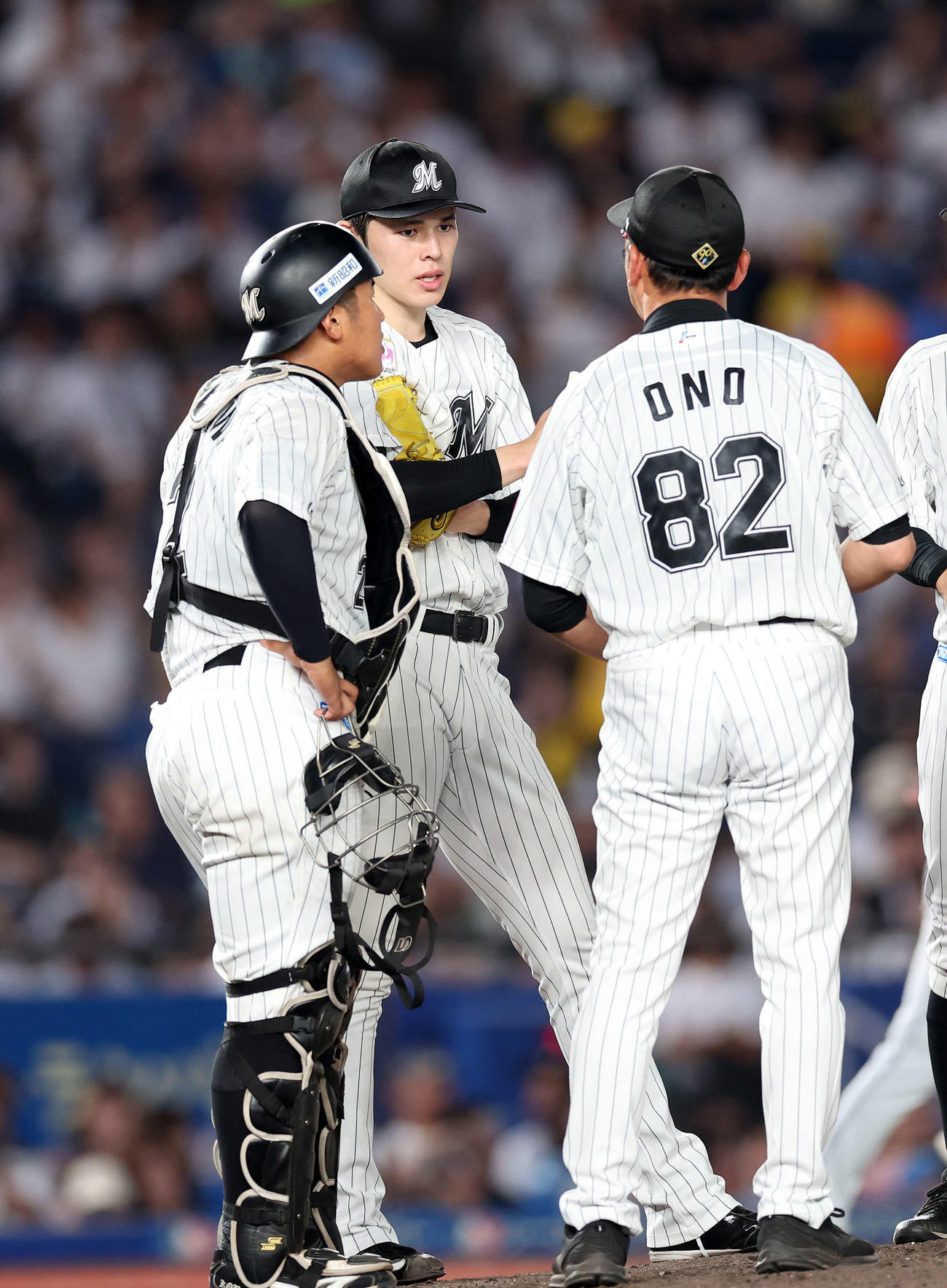 ロッテ対日本ハム　3回表、ロッテ佐々木朗希（中央）の所に集まる松川（左）と小野コーチ（撮影・鈴木正人）