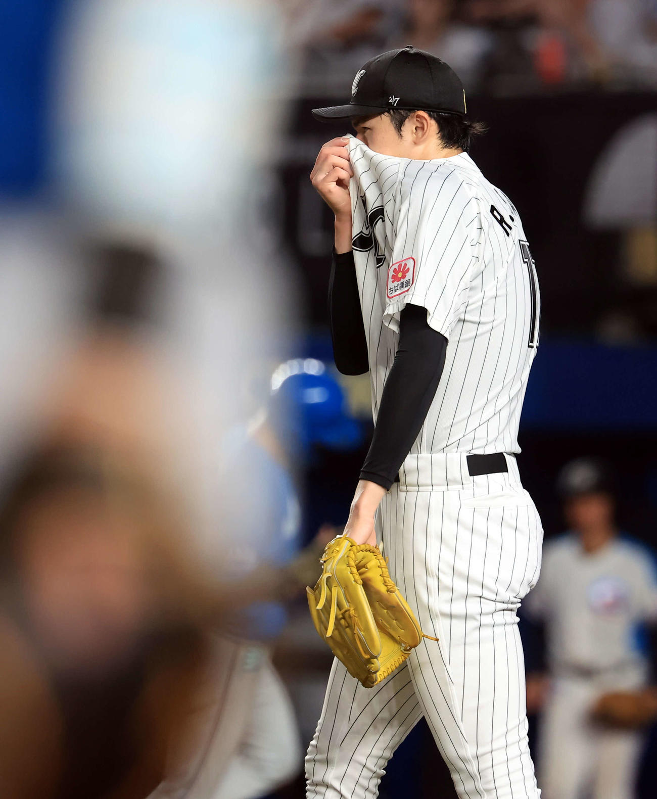 ロッテ対日本ハム　3回表日本ハム1死二、三塁、レイエスに勝ち越し犠飛を許した佐々木は悔しそうに汗をぬぐう（撮影・浅見桂子）