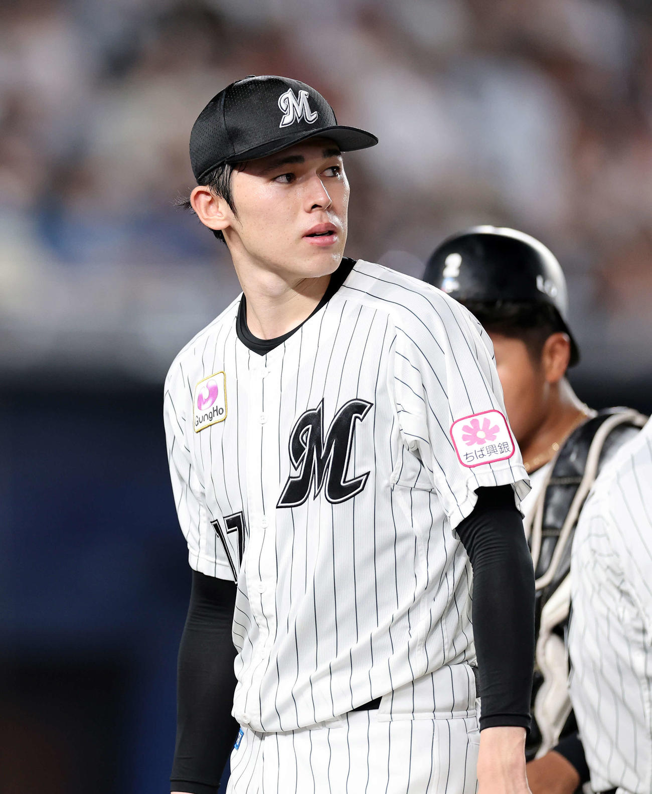 ロッテ対日本ハム　5回表、日本ハムの攻撃が終わりベンチに引き揚げるロッテ佐々木（撮影・鈴木正人）