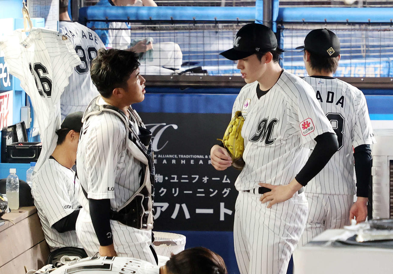 ロッテ対日本ハム　5回表が終わりベンチで話すロッテ松川（左）と佐々木（撮影・鈴木正人）