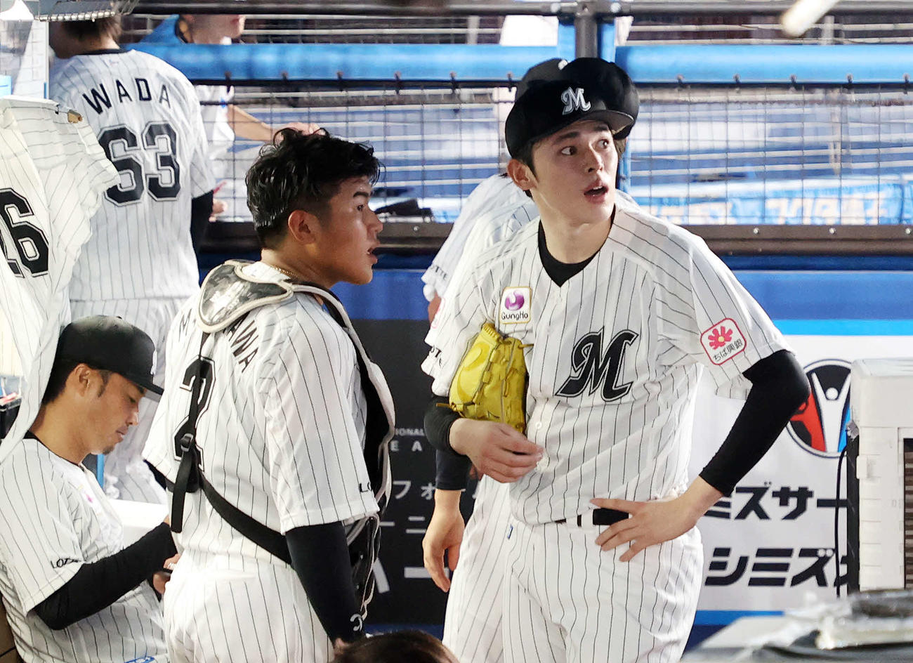 ロッテ対日本ハム　5回表が終わりベンチで話すロッテ松川（左）と佐々木（撮影・鈴木正人）