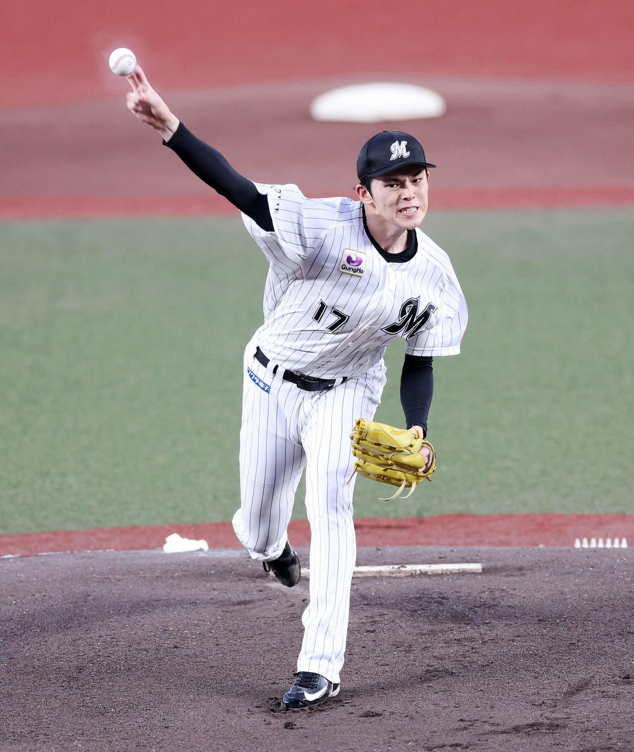 ロッテ対日本ハム　力投するロッテ先発の佐々木（撮影・鈴木正人）