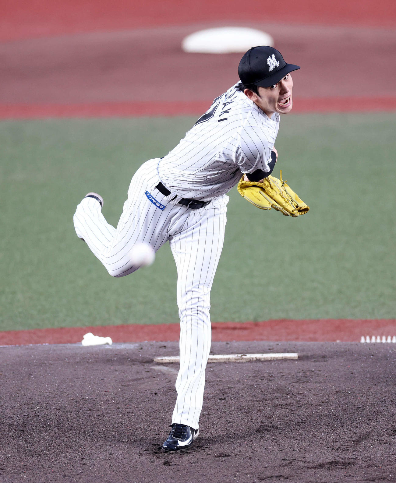 ロッテ対日本ハム　力投するロッテ先発の佐々木（撮影・鈴木正人）