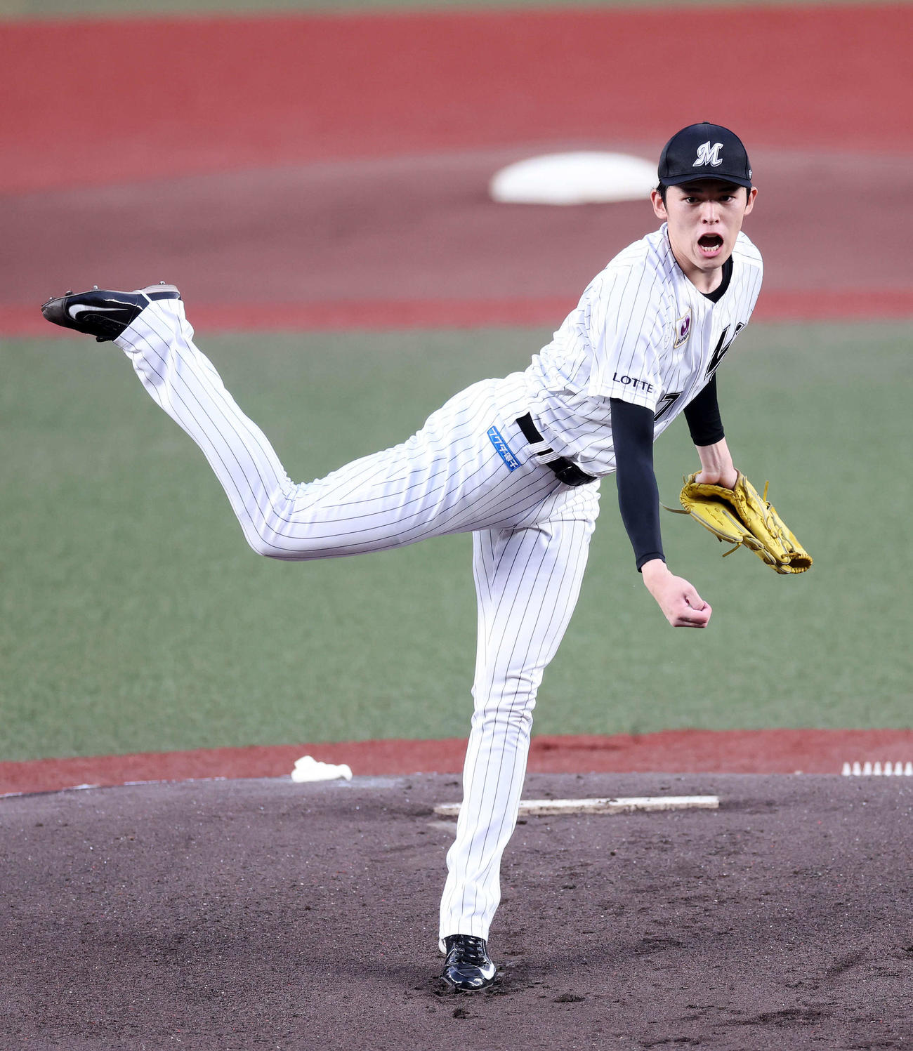 ロッテ対日本ハム　力投するロッテ先発の佐々木（撮影・鈴木正人）