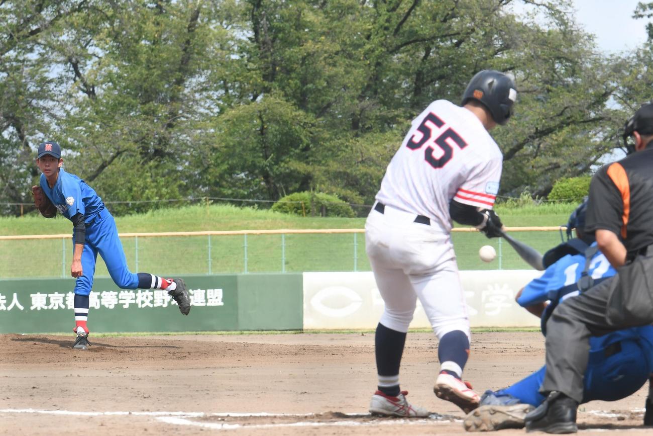 中本牧シニアの鈴木（左）は愛知名港ボーイズの強打者・堀田将大から三振を奪った