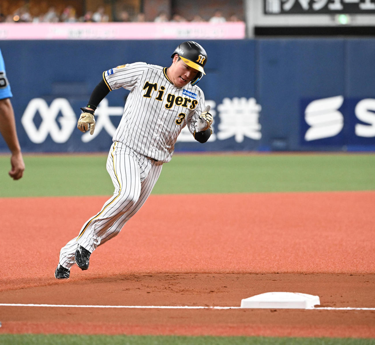 阪神対ヤクルト　2回裏阪神無死一塁、島田の右越え二塁打で本塁に向かう大山（撮影・和賀正仁）