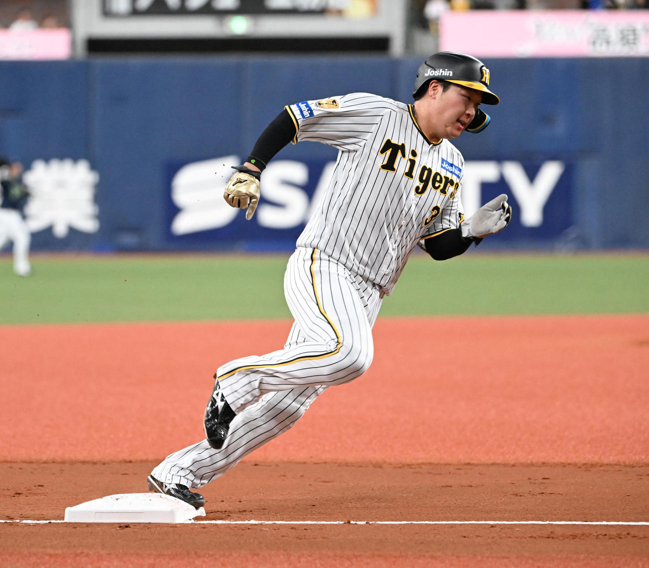 阪神対ヤクルト　2回裏阪神無死一塁、島田の右越え二塁打で本塁に向かう大山（撮影・和賀正仁）