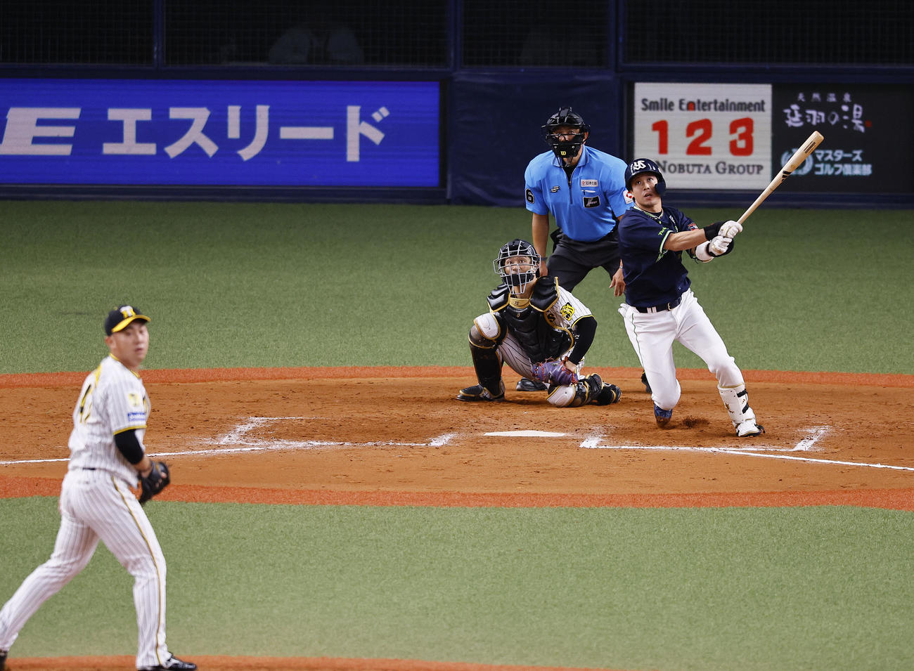 阪神対ヤクルト　9回表ヤクルト2死二塁、代打山田は中越えに適時二塁打を放つ。投手桐敷（撮影・藤尾明華）