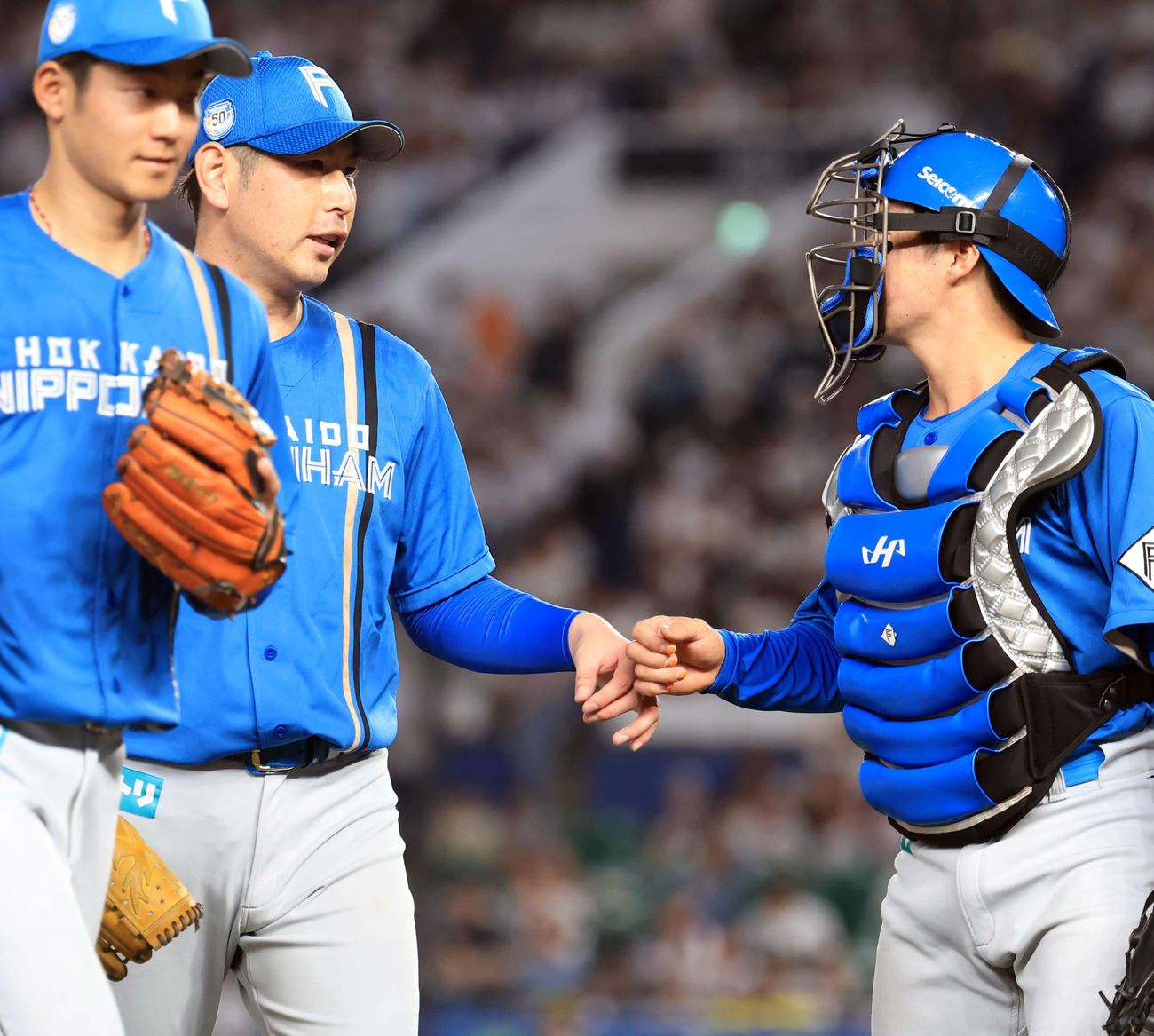 ロッテ対日本ハム　5回裏ロッテの攻撃を抑えた加藤貴（左）は梅林とグータッチ（撮影・浅見桂子）