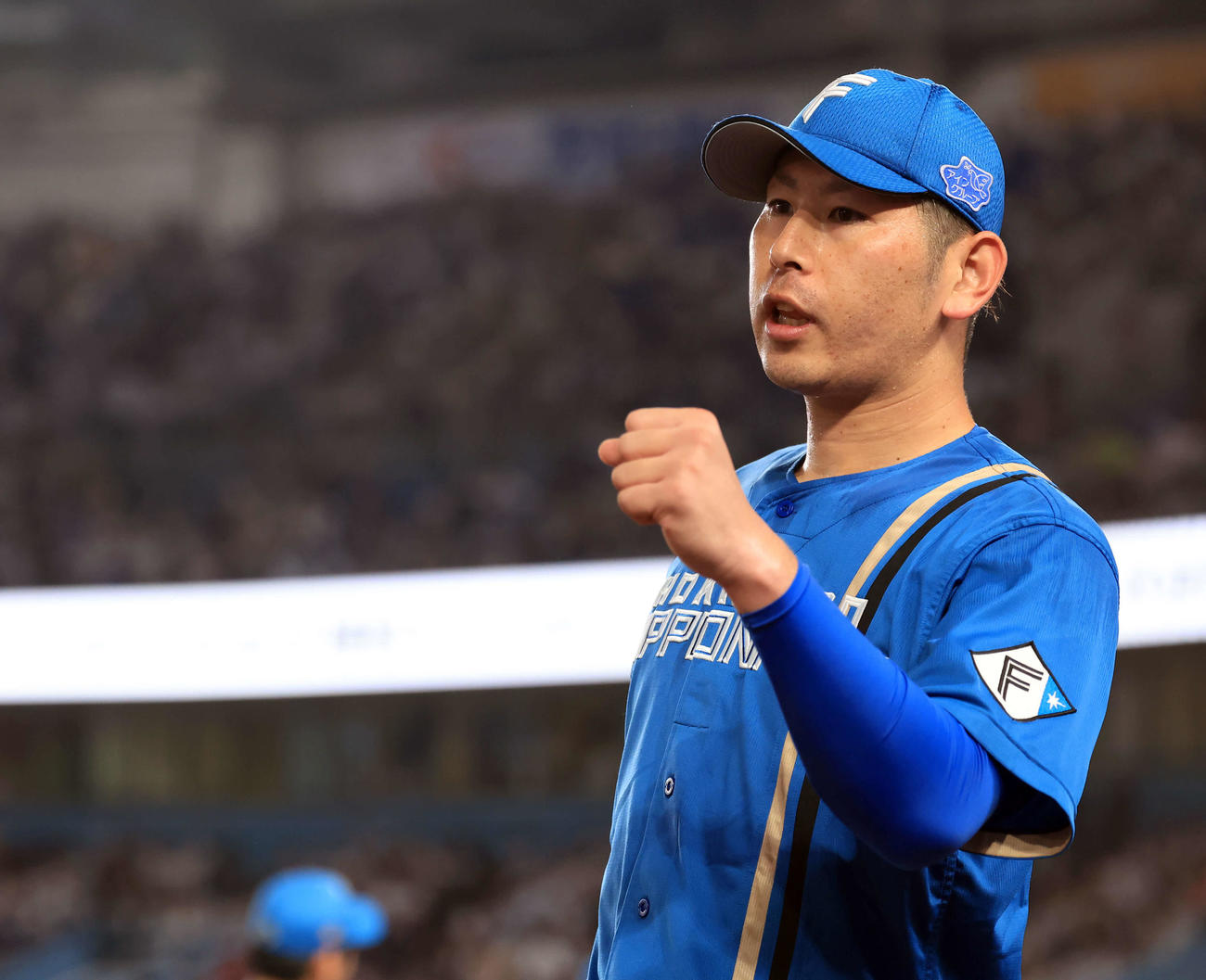 ロッテ対日本ハム　5回裏ロッテの攻撃を抑えた加藤貴はナインとグータッチ（撮影・浅見桂子）