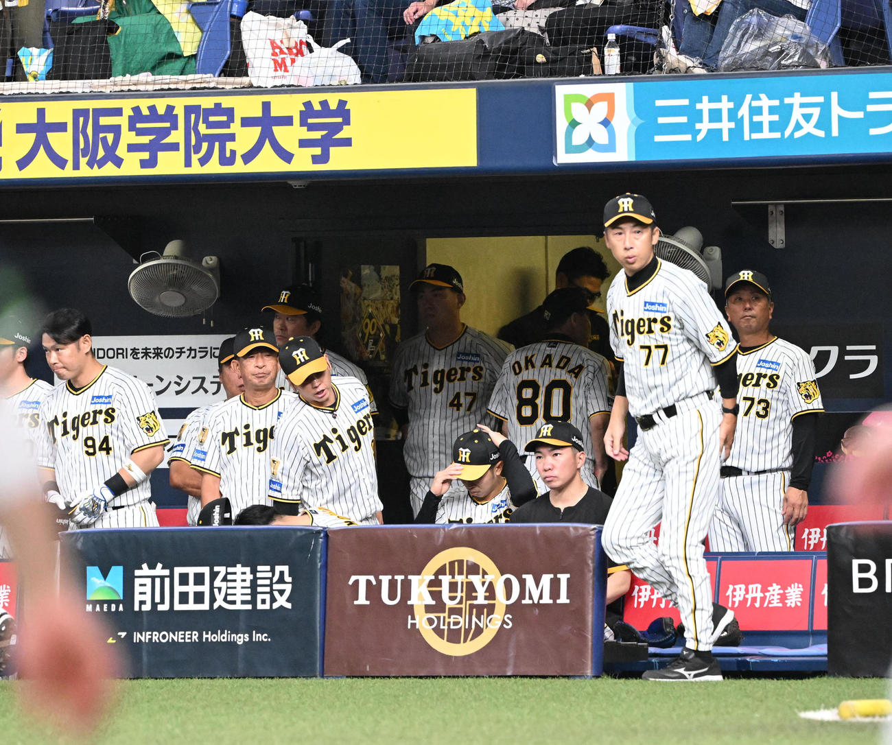 阪神対ヤクルト　ヤクルトに敗れ引き揚げる阪神岡田監督（撮影・和賀正仁）