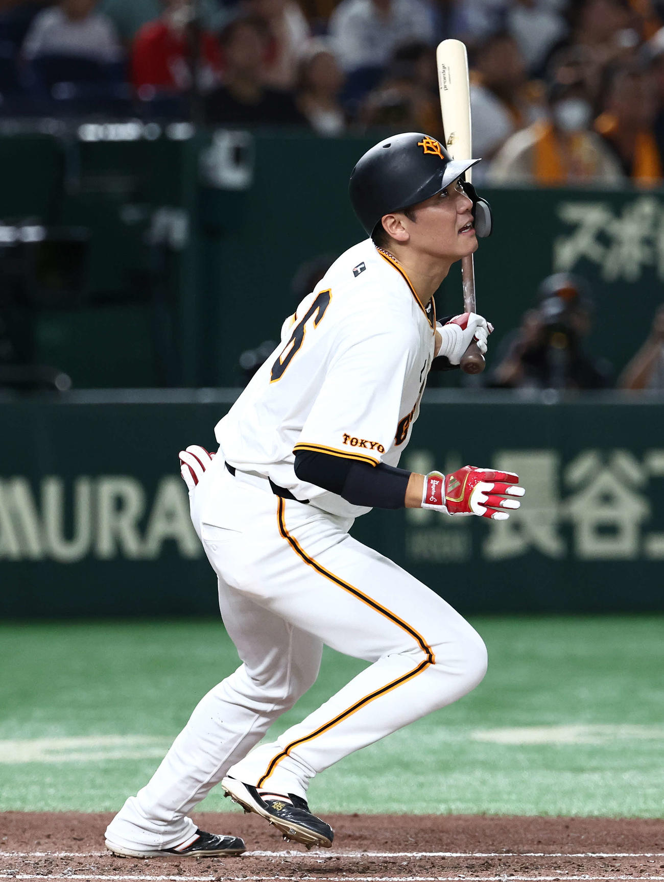 巨人対広島　4回裏巨人無死、右前打を放つ坂本（撮影・河田真司）