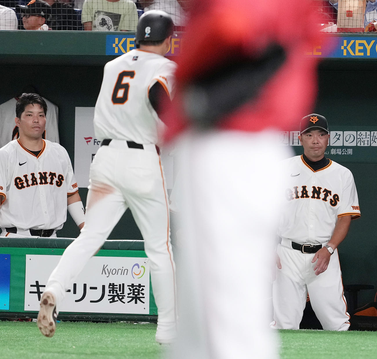 巨人対広島　6回裏巨人1死一、二塁、浅野の先制の右前適時打で生還した坂本を迎える阿部監督（右）（撮影・鈴木みどり）