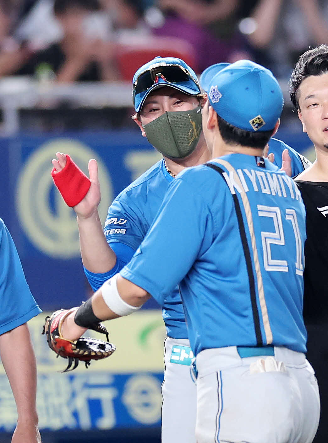 ロッテ対日本ハム　勝利し笑顔で日本ハム清宮（右）を迎える新庄監督（撮影・鈴木正人）