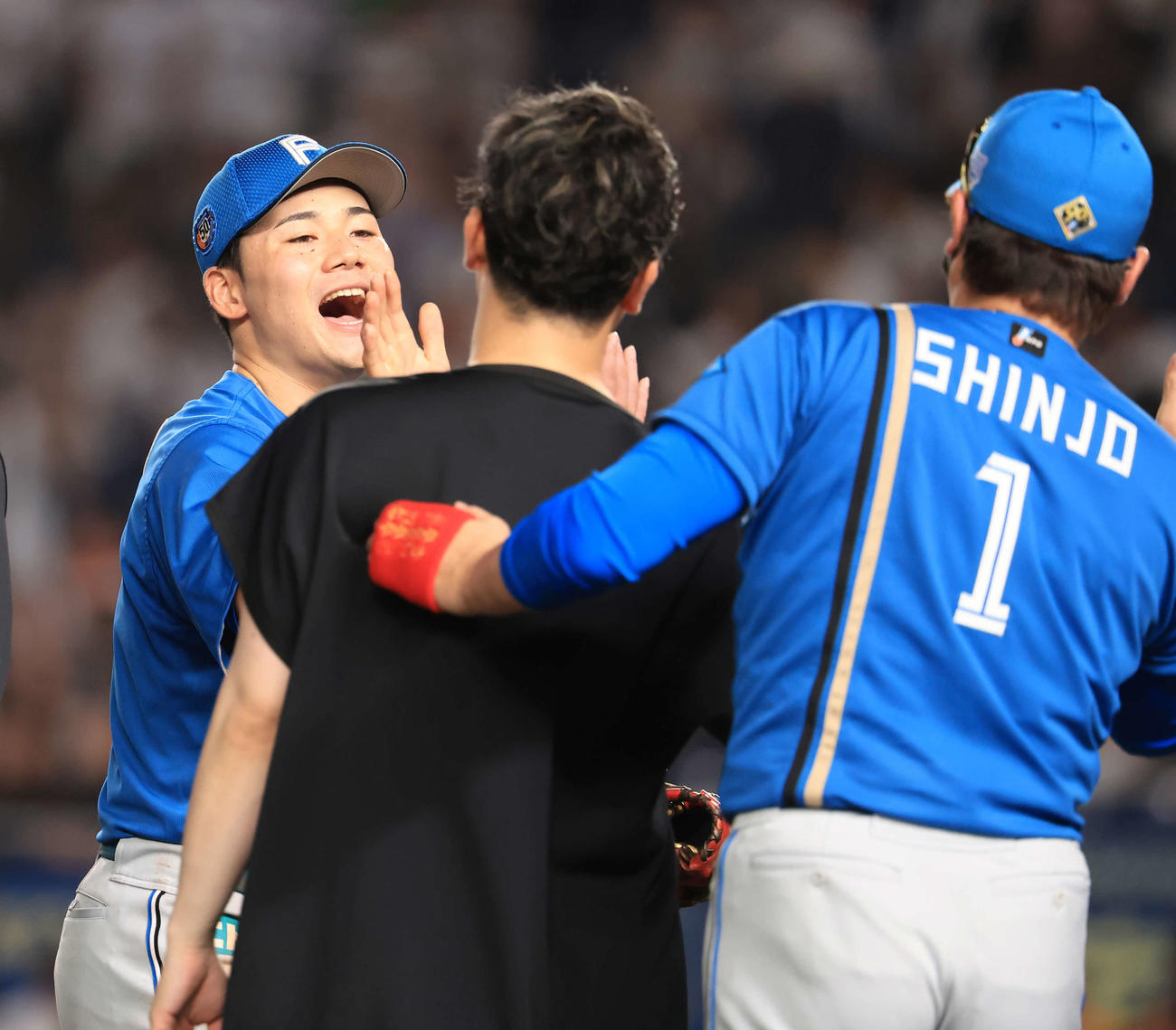 ロッテ対日本ハム　1点差で逃げ切り、笑顔で新庄監督（右）らナインと笑顔でハイタッチする清宮（左）（撮影・浅見桂子）