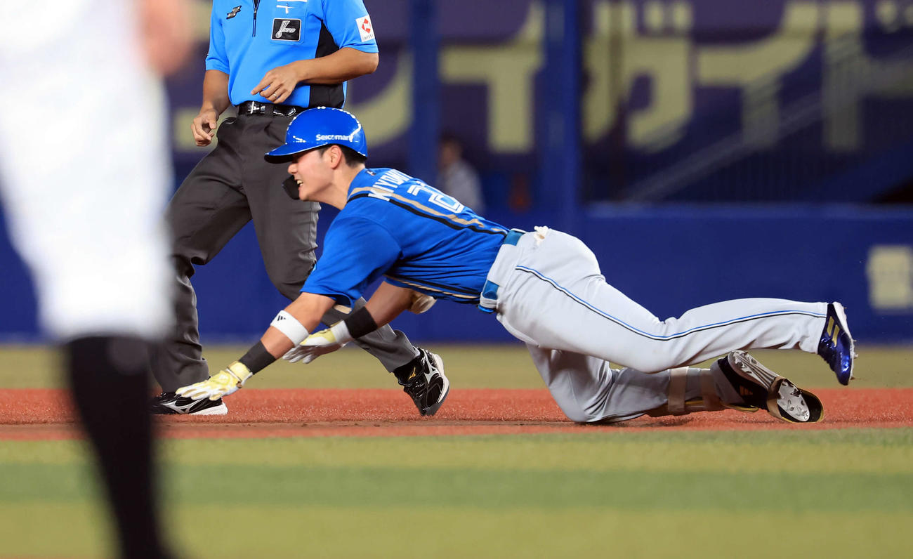 ロッテ対日本ハム　3回表日本ハム1死一、二塁、同点適時打を放った清宮は送球間に二塁にヘッドスライディングで進塁する（撮影・浅見桂子）