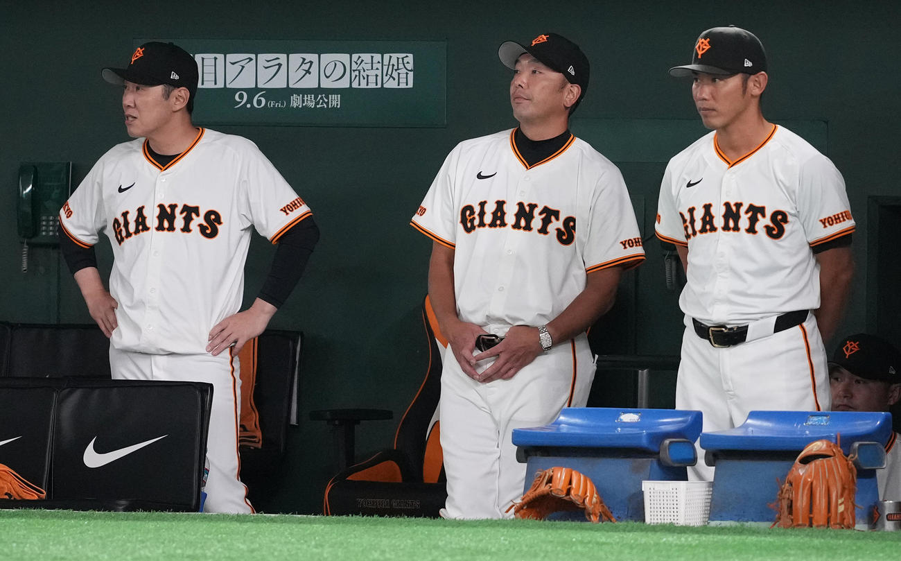 巨人対広島　10回裏、ベンチで浮かない表情の巨人阿部監督（中央）（撮影・鈴木みどり）