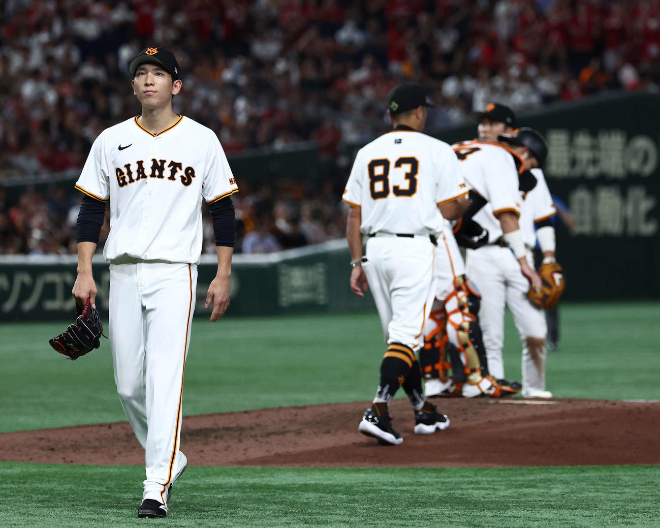 巨人対広島　9回表巨人1死一塁、降板する戸郷（撮影・河田真司）