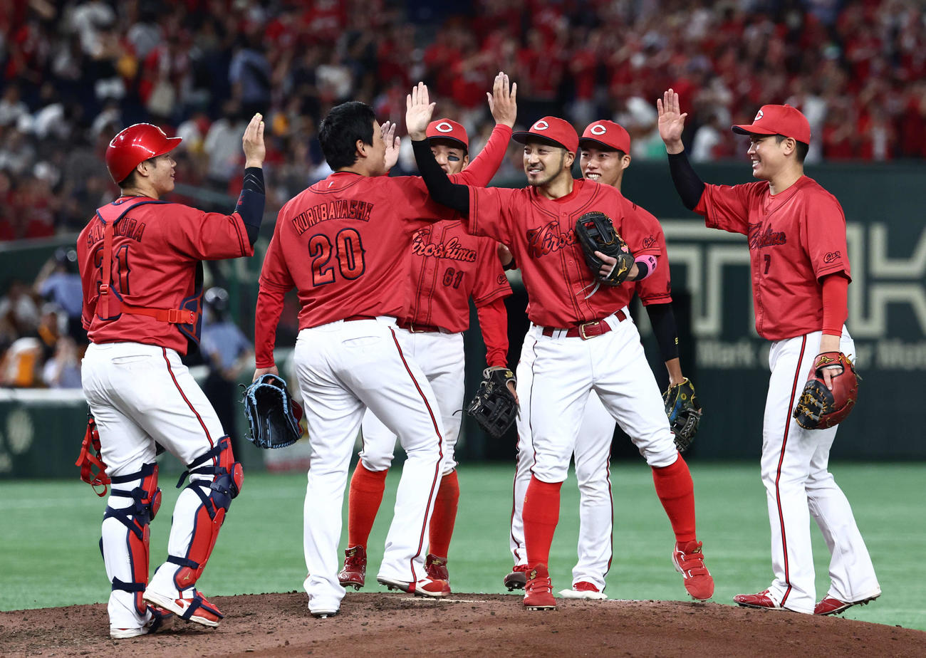 巨人対広島　延長戦の末巨人に勝利し、マウンドでタッチを交わす広島ナイン（撮影・河田真司）