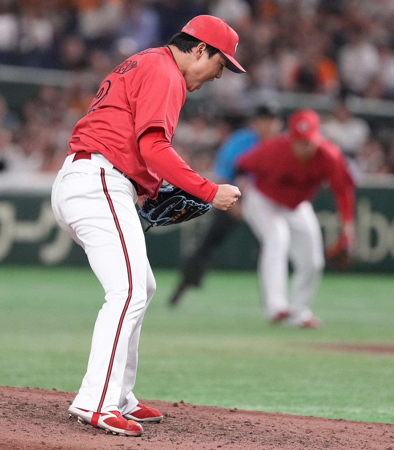 巨人対広島　巨人に勝利し、雄たけびを上げる広島栗林（撮影・鈴木みどり）