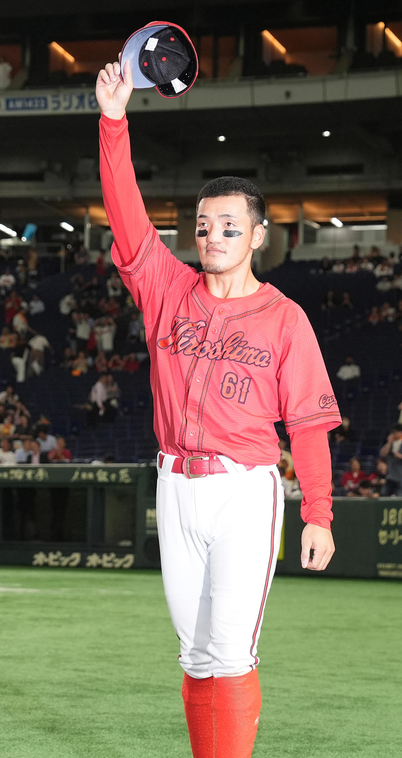 巨人対広島　ヒーローインタビュー後、ファンの声援に応える広島矢野（撮影・鈴木みどり）