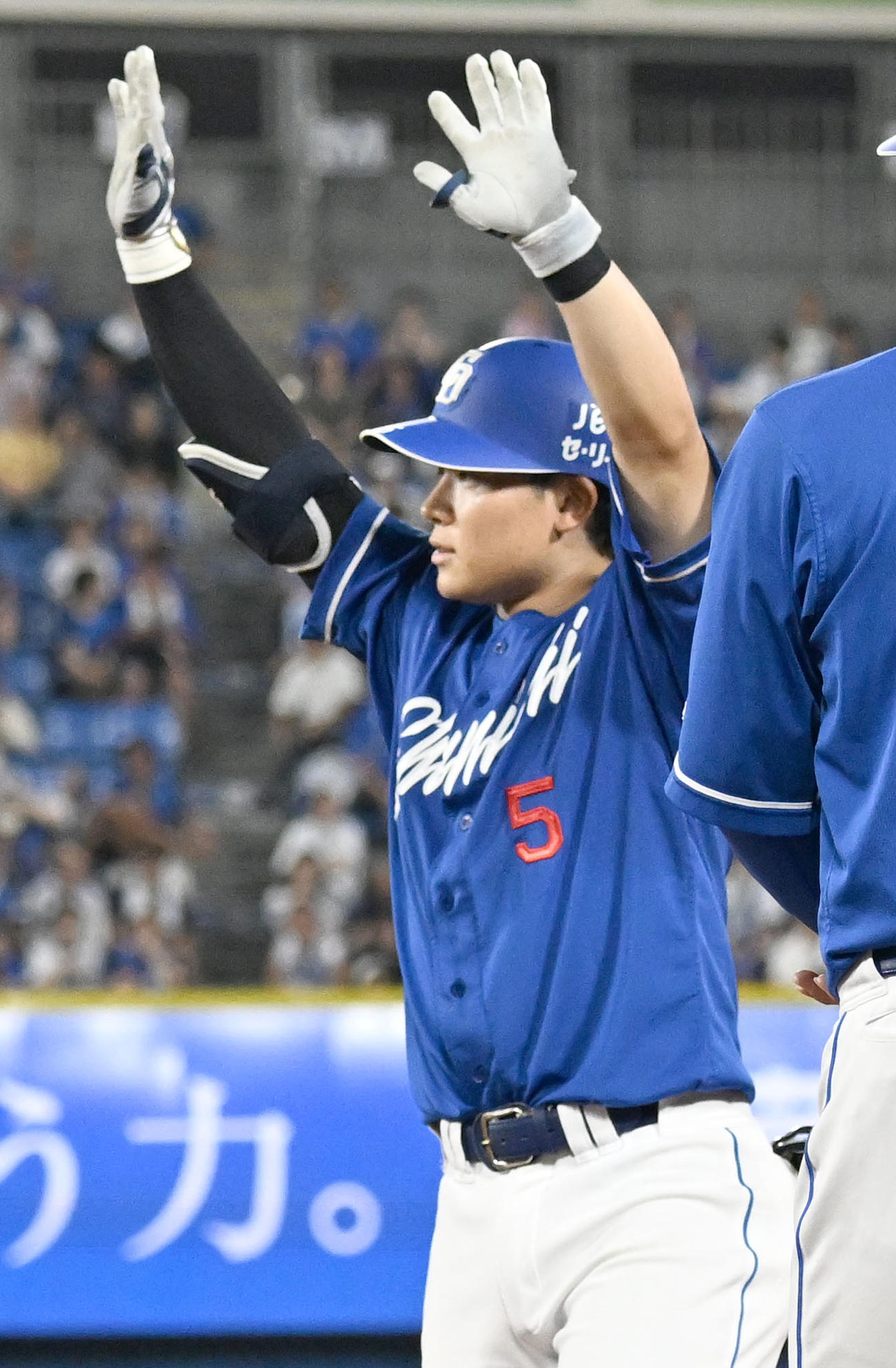 DeNA対中日　9回表中日1死満塁、勝ち越し適時打を放ちベンチに向かってアピールする村松（撮影・千葉一成）