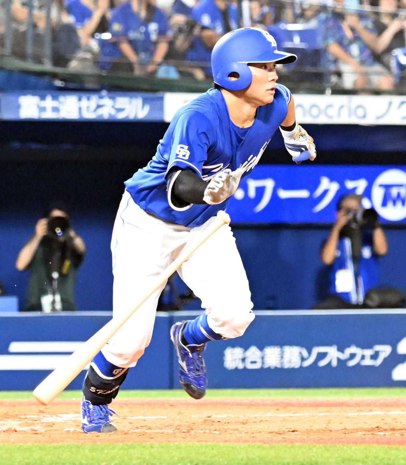 DeNA対中日　9回表中日1死満塁、村松が右前に同点適時打を放つ（撮影・千葉一成）