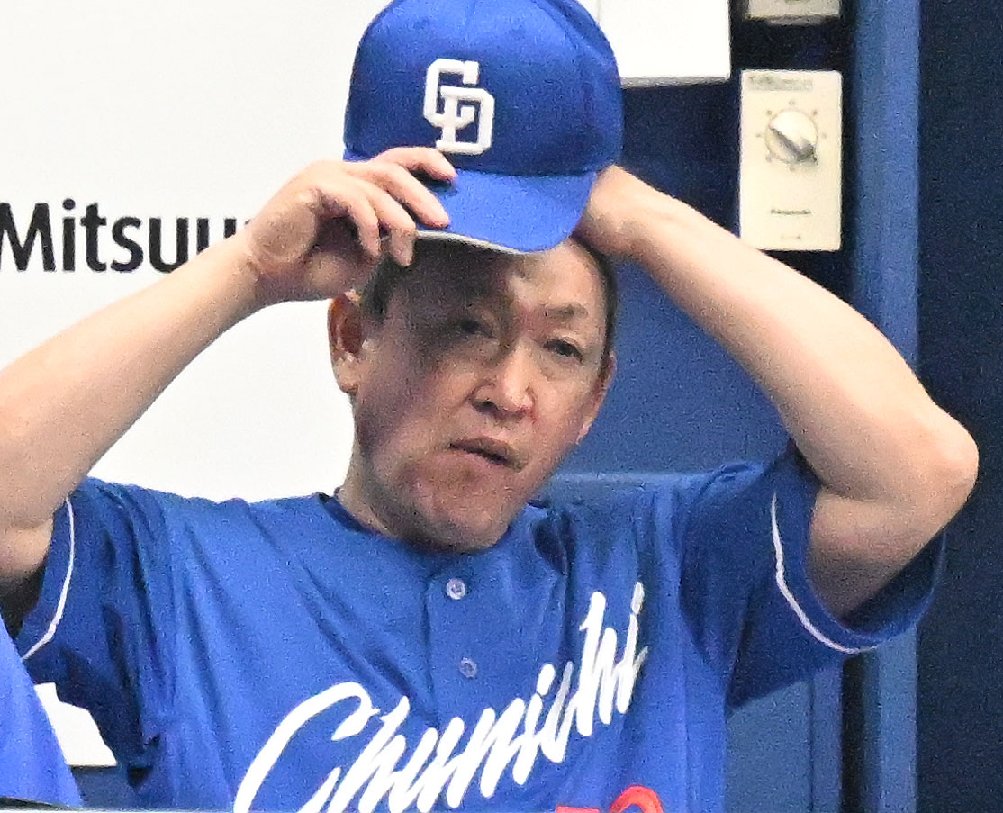 DeNA対中日　5回表、戦況を見つめる中日立浪監督（撮影・千葉一成）