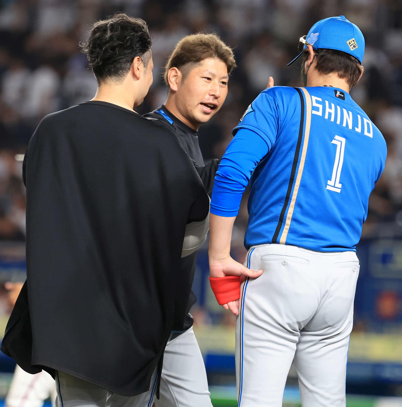 ロッテ対日本ハム　勝利投手の日本ハム加藤貴（中央）は新庄監督（右）と笑顔でハイタッチ（撮影・浅見桂子）