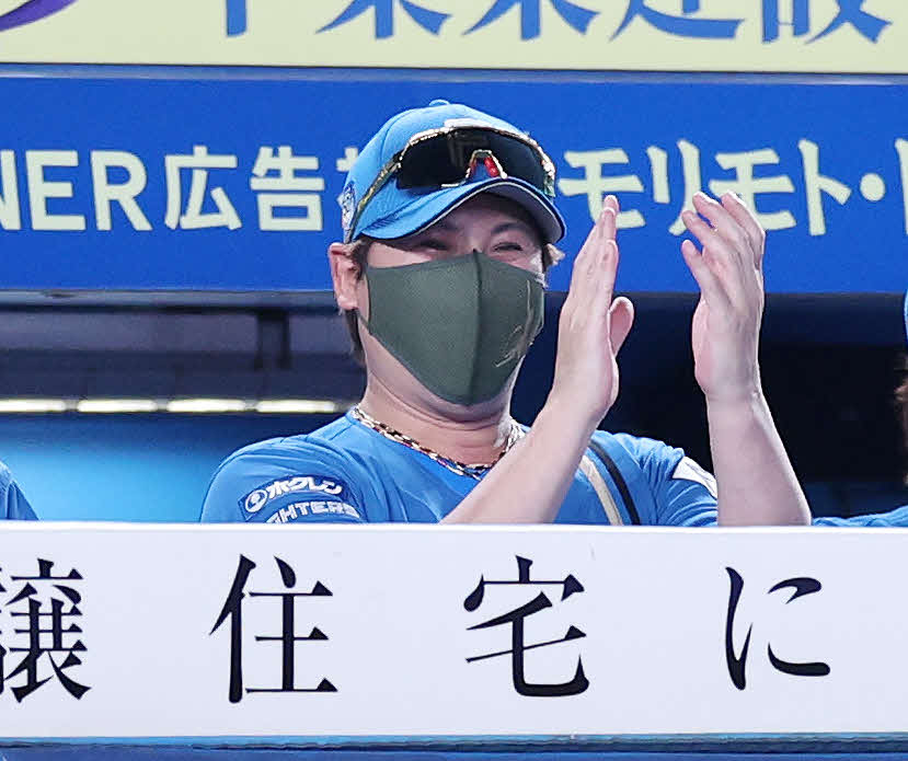 ロッテ対日本ハム　7回裏、ロッテの攻撃を抑えた選手たちに拍手する日本ハム新庄監督（撮影・鈴木正人）